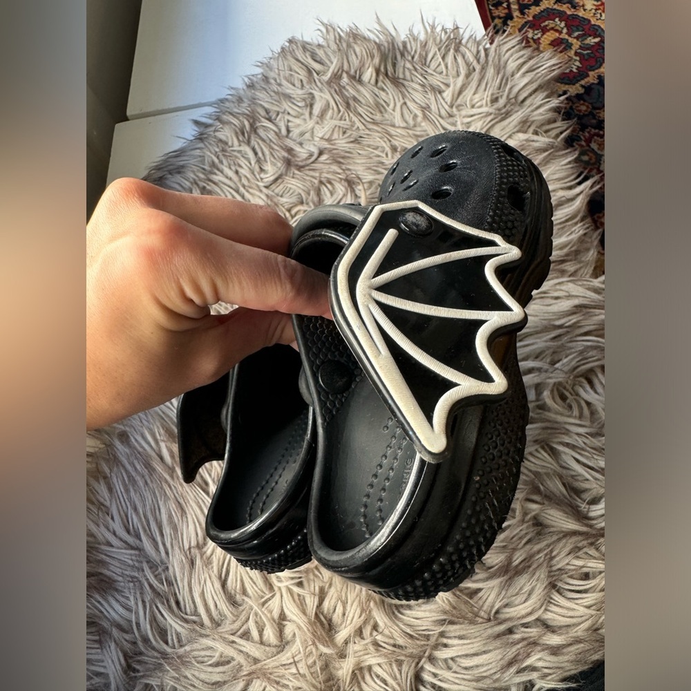 🦇 Toddler Bat Wing Black Crocs - Picture 3 of 12
